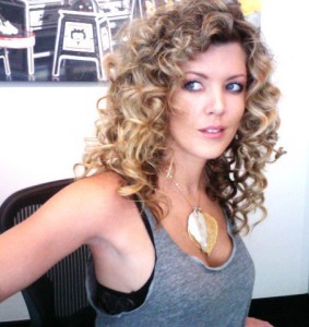how to style curly hair 